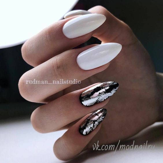 Biało srebrne paznokcie