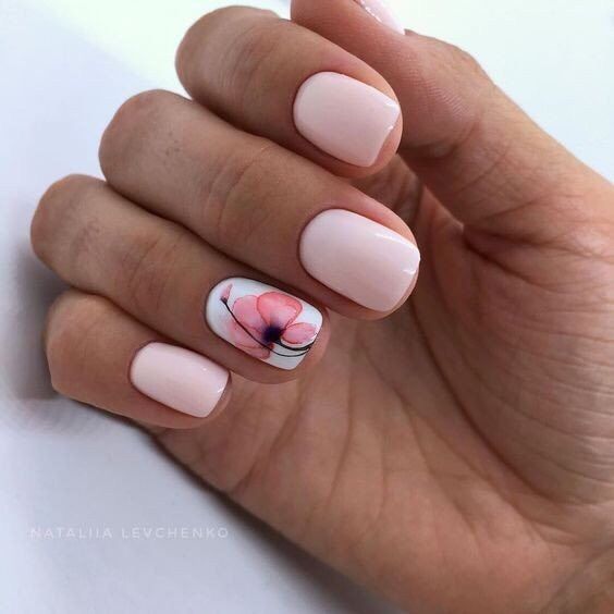Jasnoróżowe paznokcie z kwiatem