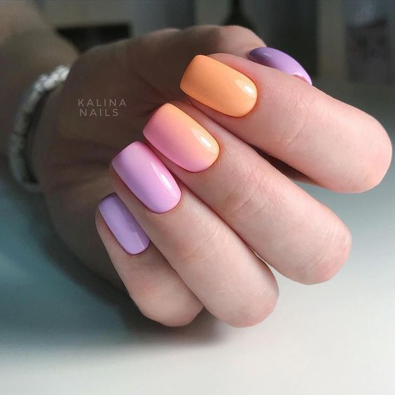 Manicure z kolorowym ombre