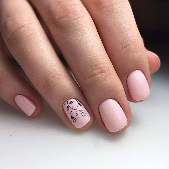 Manicure z wzorkami w kolorze jasnoróżowym