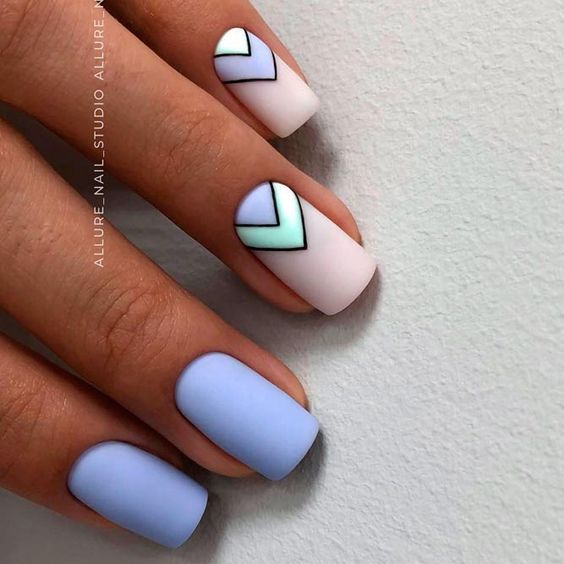 Matowy manicure z geometrycznymi wzorami