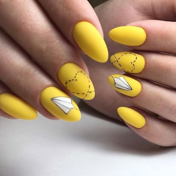 Matowe żółte paznokcie z wzorkami