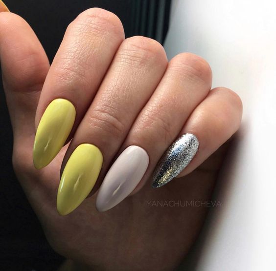 Żółte paznokcie z brokatem