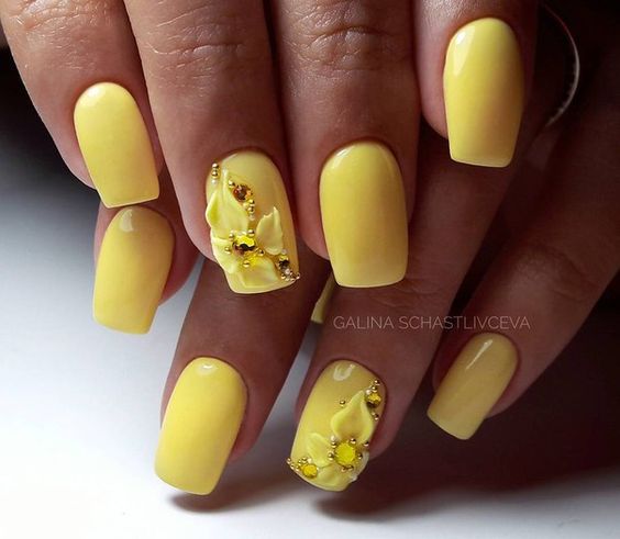 Żółte paznokcie z kwiatami