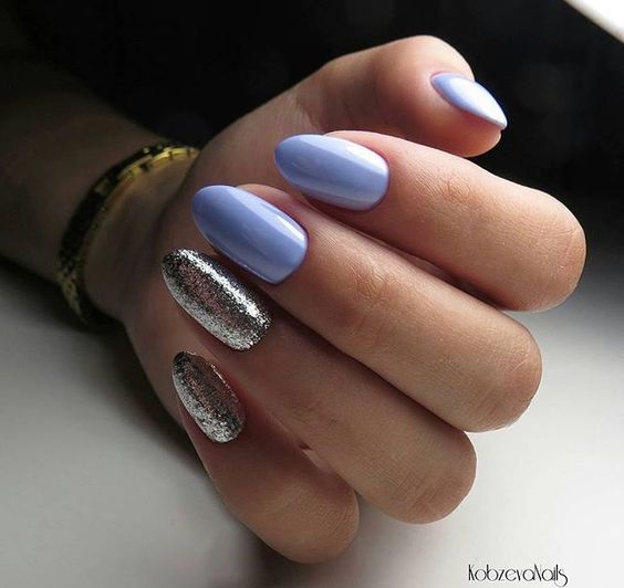 Niebieskie paznokcie ze srebrnym brokatem