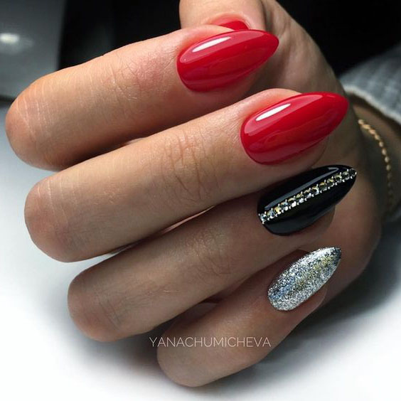 Czerwone paznokcie ze srebrnym brokatem