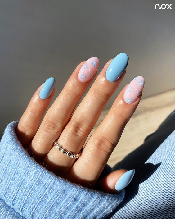 Błękitny pastelowy manicure