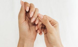 Suche skórki wokół paznokci – jak o nie dbać?