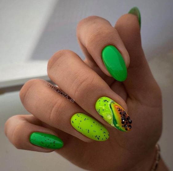 Wakacyjne paznokcie w kolorze zielonym