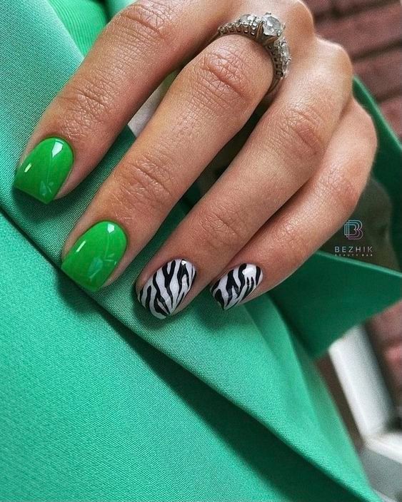 Zielony manicure z kolorowymi wzorkami