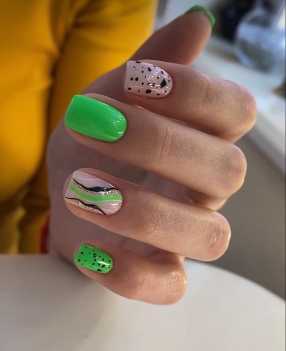 Zielony manicure z wzorkami