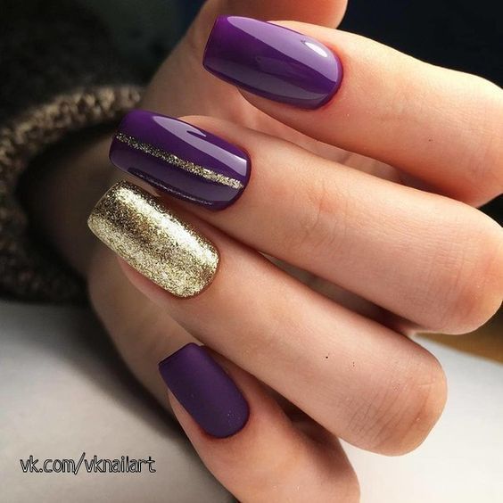 Fioletowy manicure ze złotym brokatem